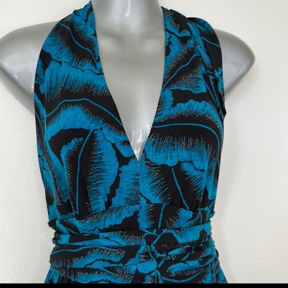 Backless dress - Picture 3 of 3